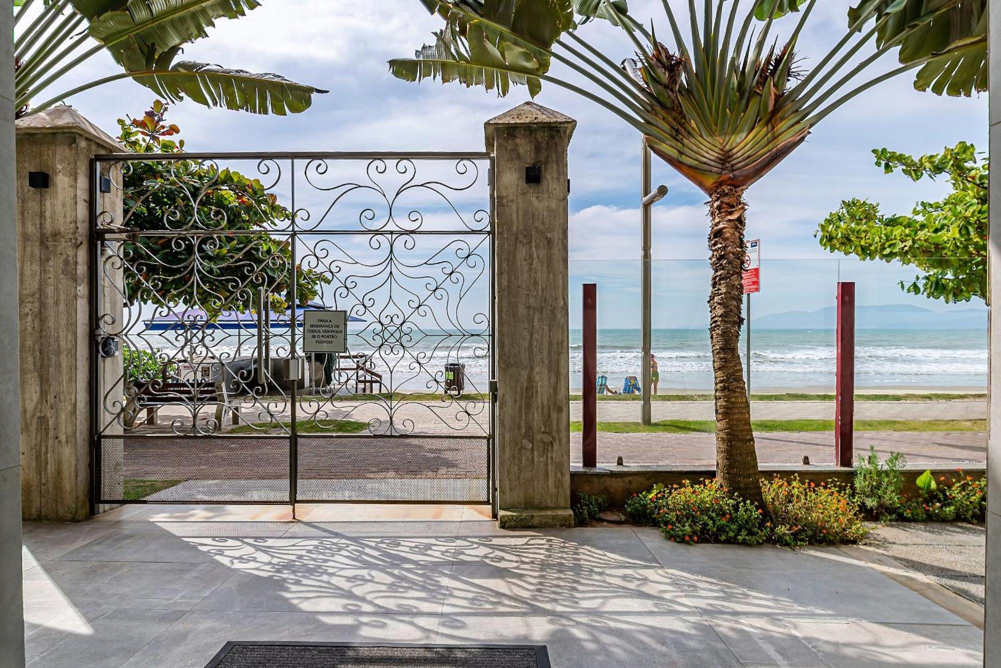 Apto Pe Na Areia Vista Mar Em Meia Praia Evb308 イタペマ エクステリア 写真